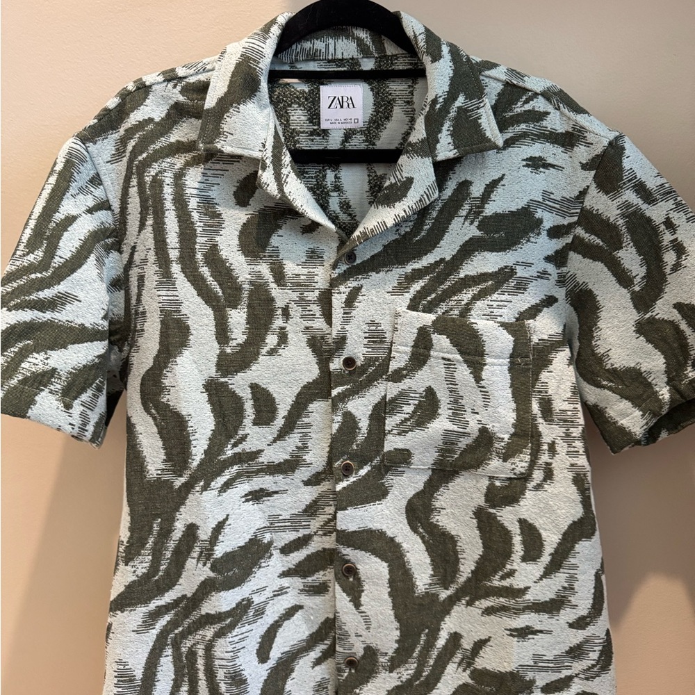 Zara Men's Green Patterned Short Sleeve Button Down Shirt